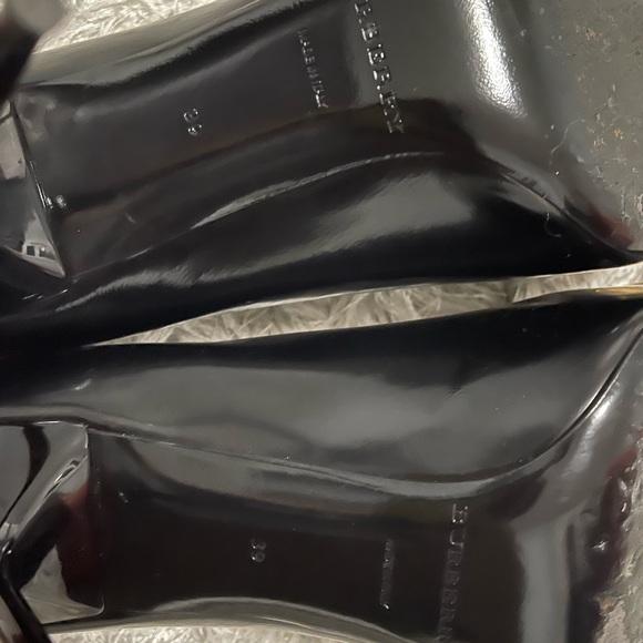 Burberry Flanagan D-Ring Pumps. Made in Italy. Size: US 8 1/2, UK 6, EUR 39 - Picture 6 of 16